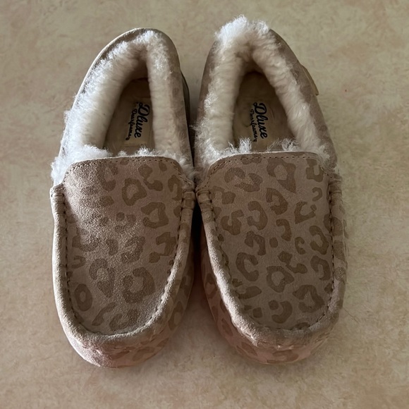 dearfoams Shoes - Women’s Deluxe by dearfoams Fernie Genuine Shearling Moccasin Slippers Size 6
